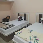The Orchid Villa Homestay - Walkable Distance From Taj Mahal