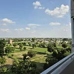 Taj Serenity-Cozy Apartment For 4