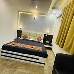 Hotel Urban Zip - Near Taj Mahal - Family Affordable Stay