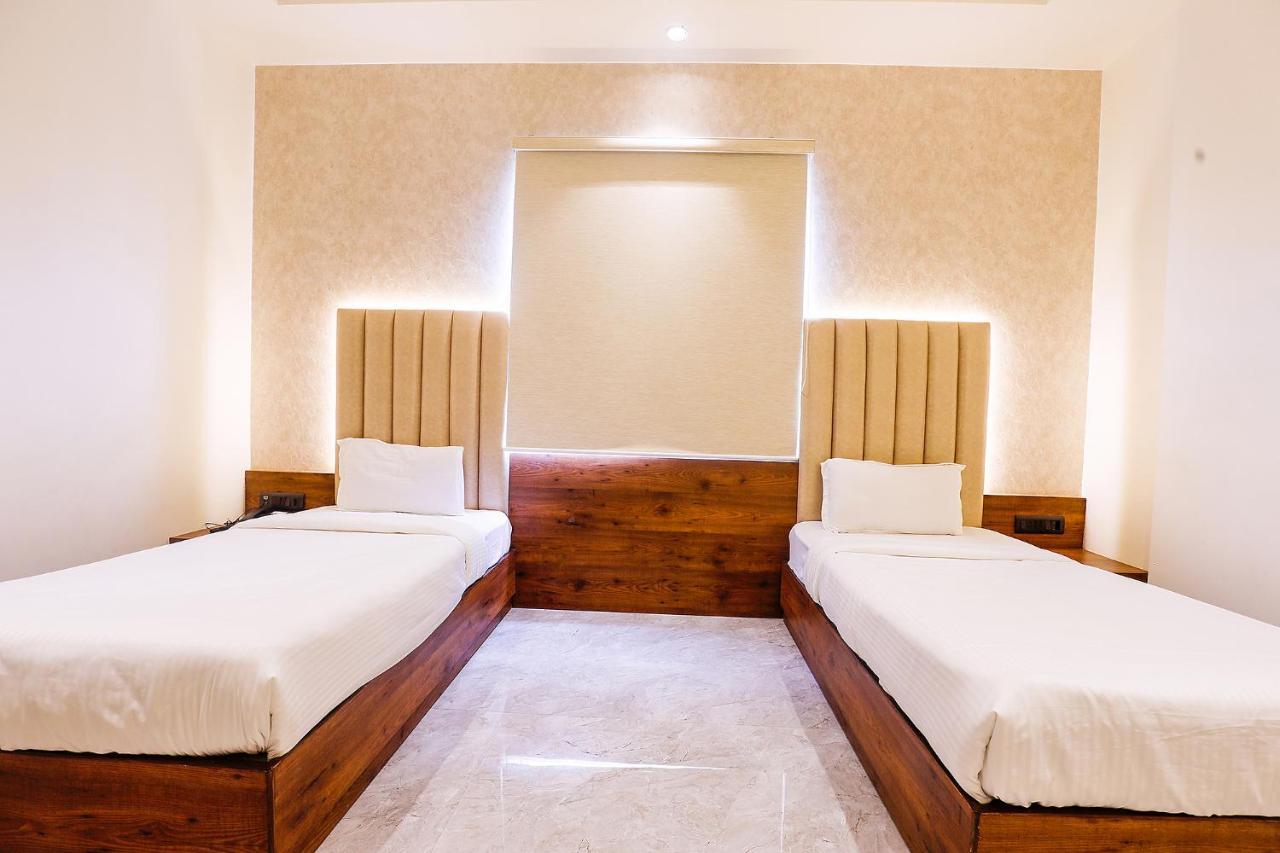 Fabhotel Taj Pearl 3*