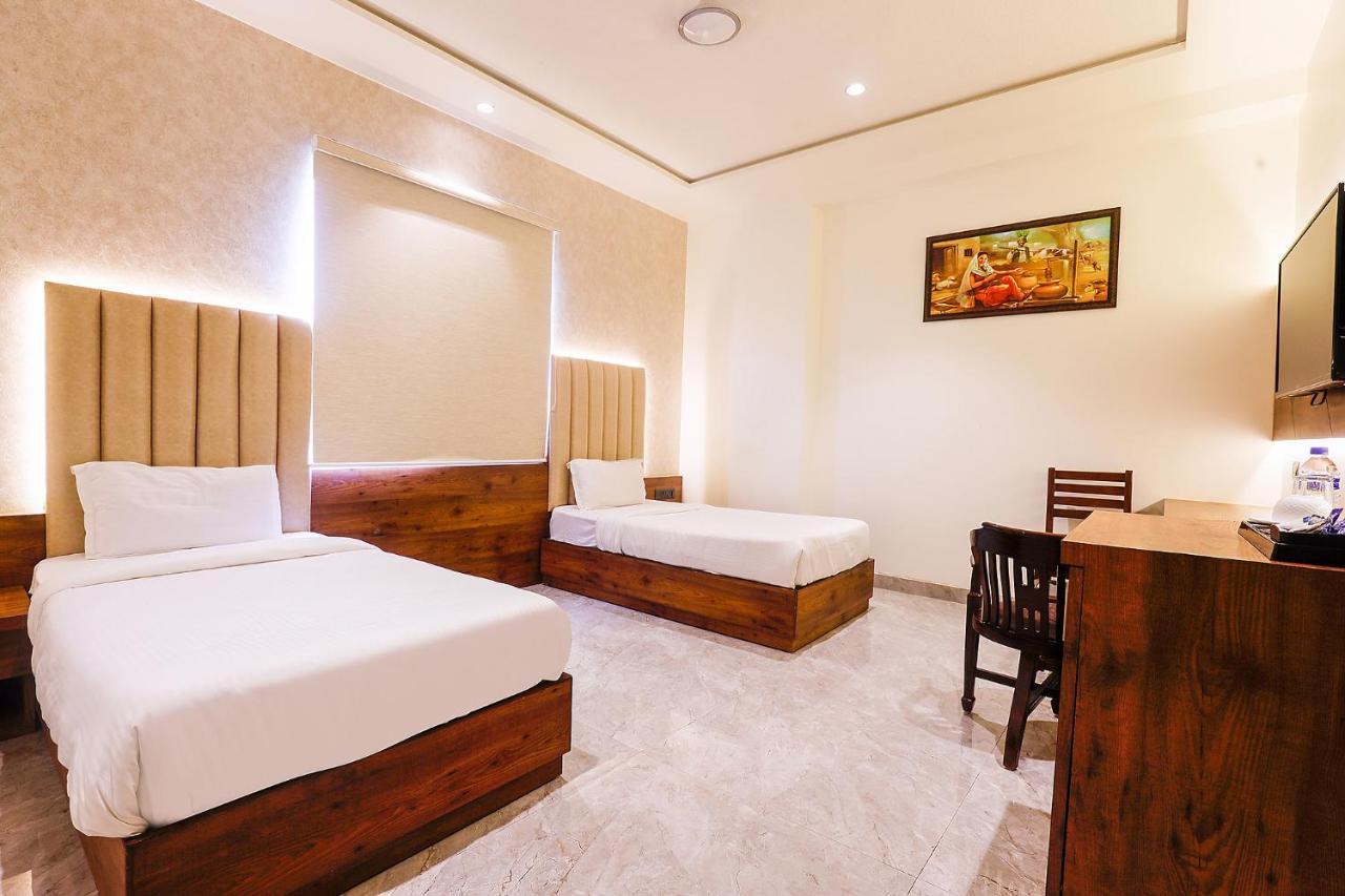 Fabhotel Taj Pearl Hotel 3*