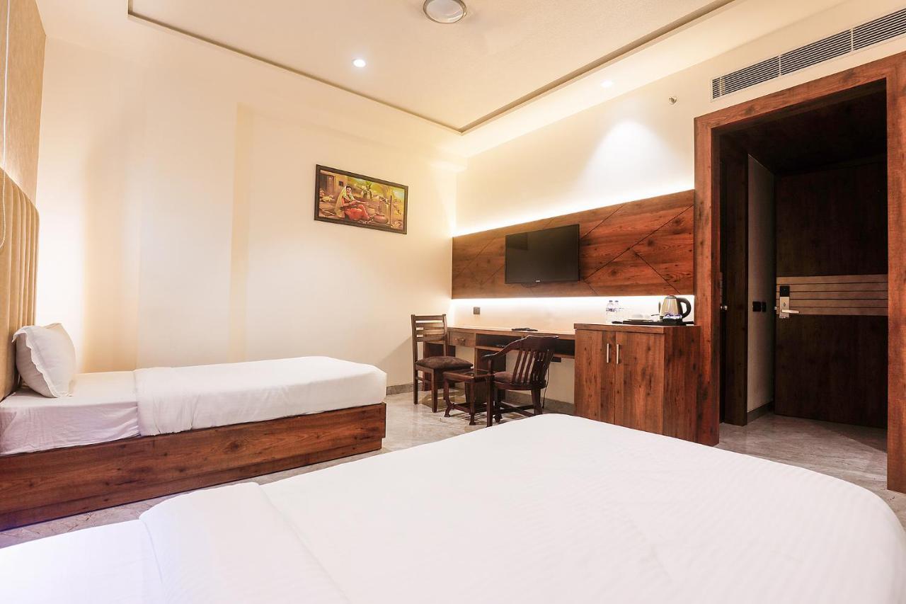 Hotel Fabhotel Taj Pearl