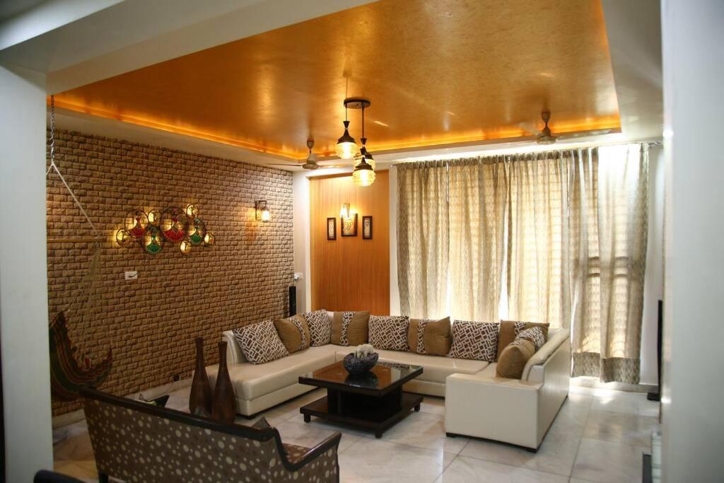 Villa 21 Agra 2*