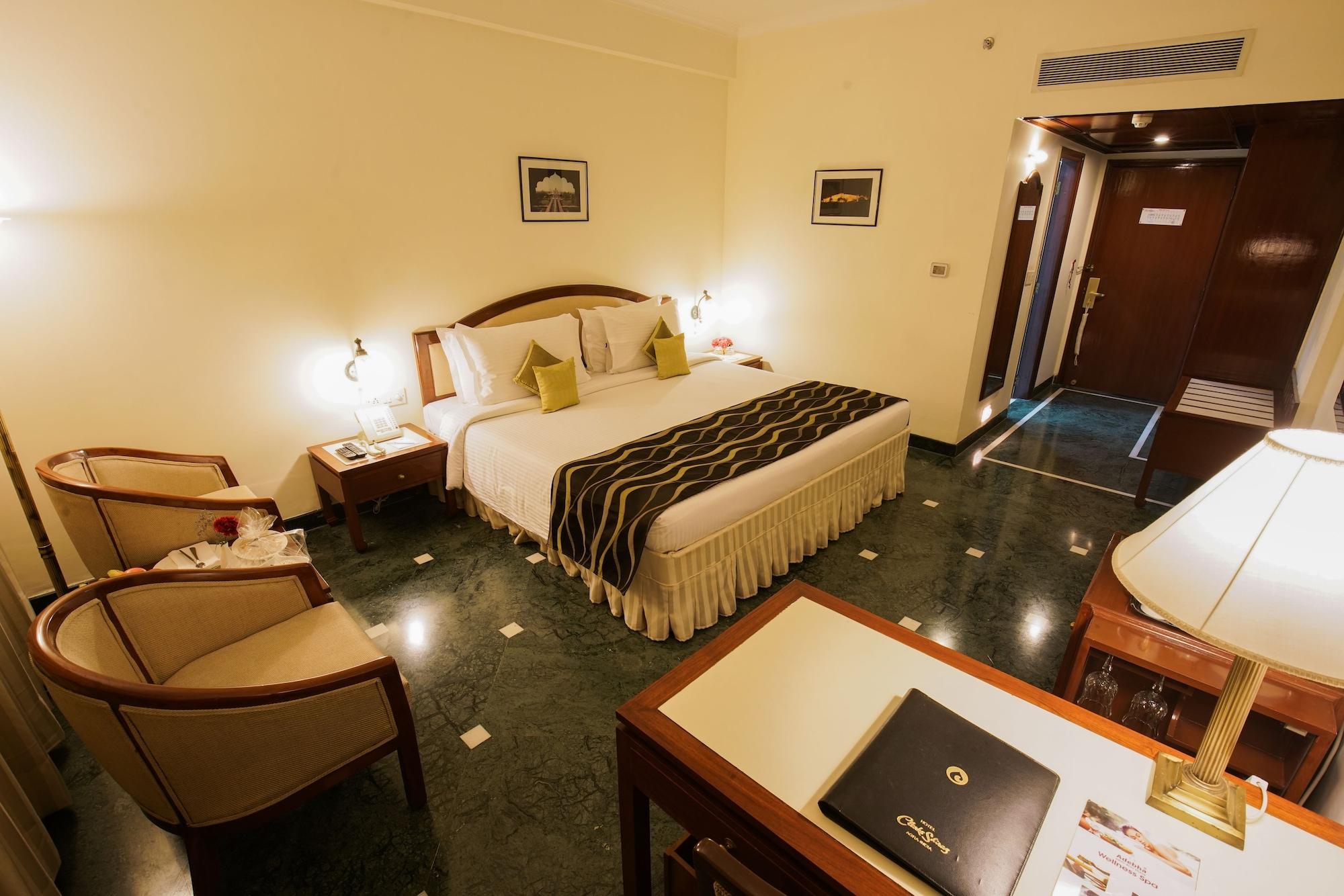 Clarks Shiraz Hotel 5*