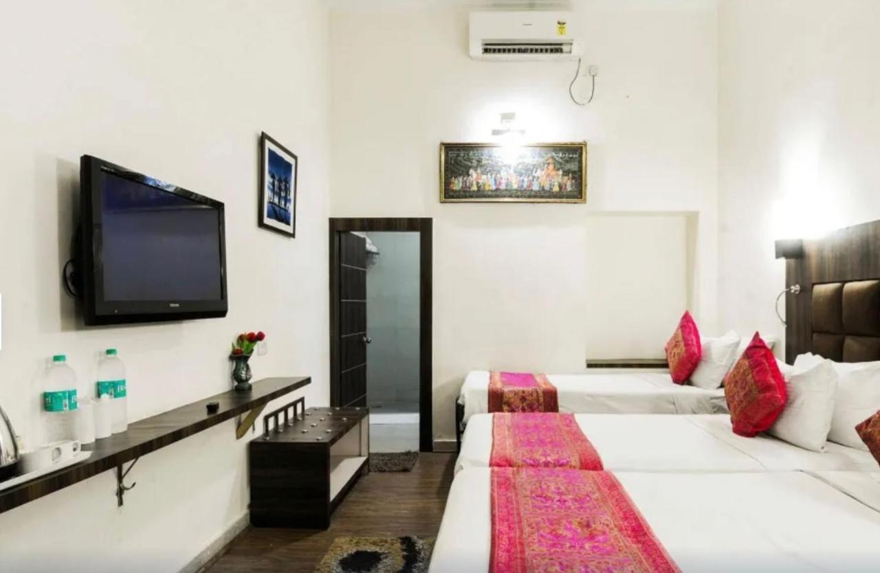 Whiteland Agra Family Hotel 3*