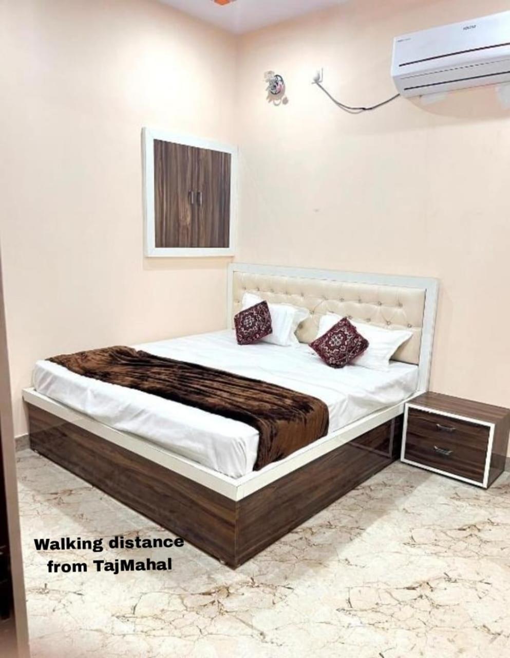 The Orchid - Walkable Distance From Taj Mahal Homestay