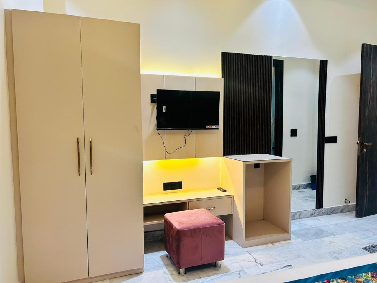 Taj Ronak Luxury -