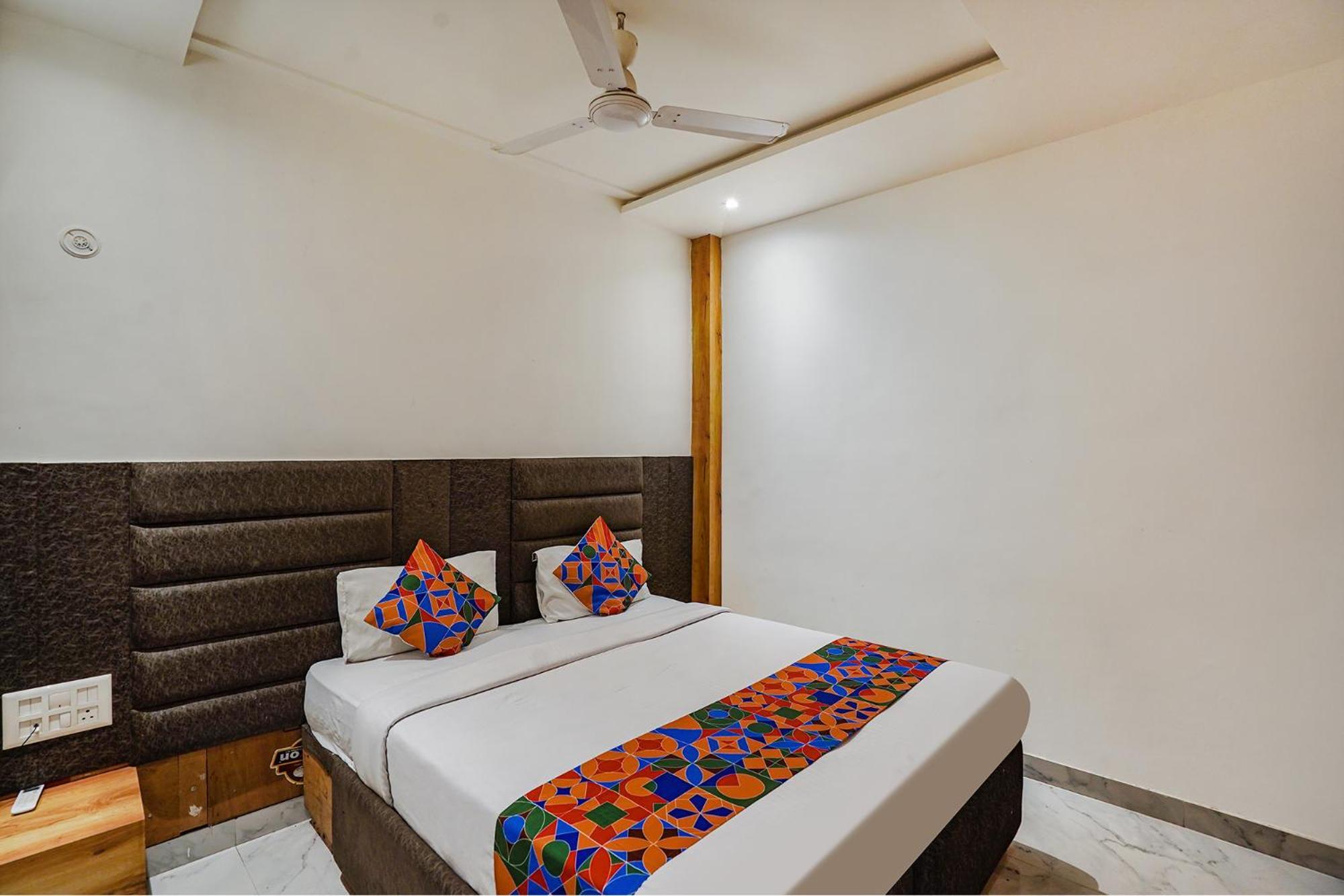 Fabhotel Rv Palace