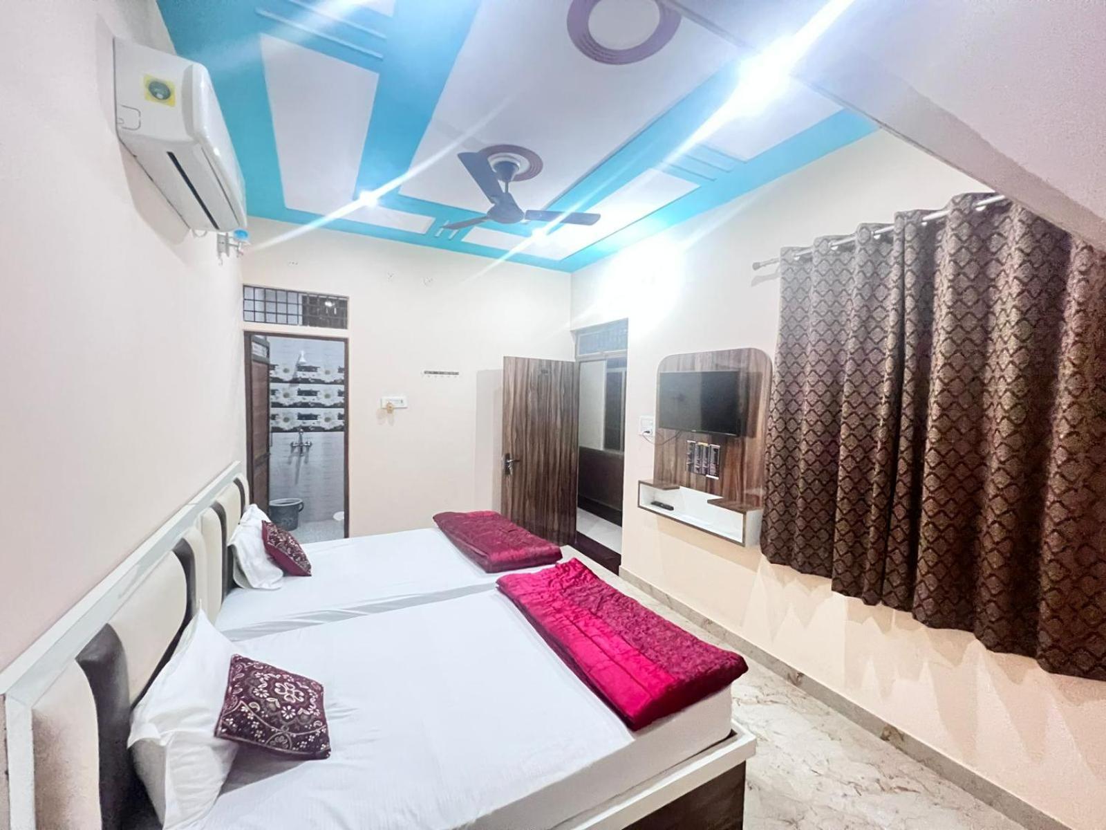 The Orchid - Walkable Distance From Taj Mahal Homestay *