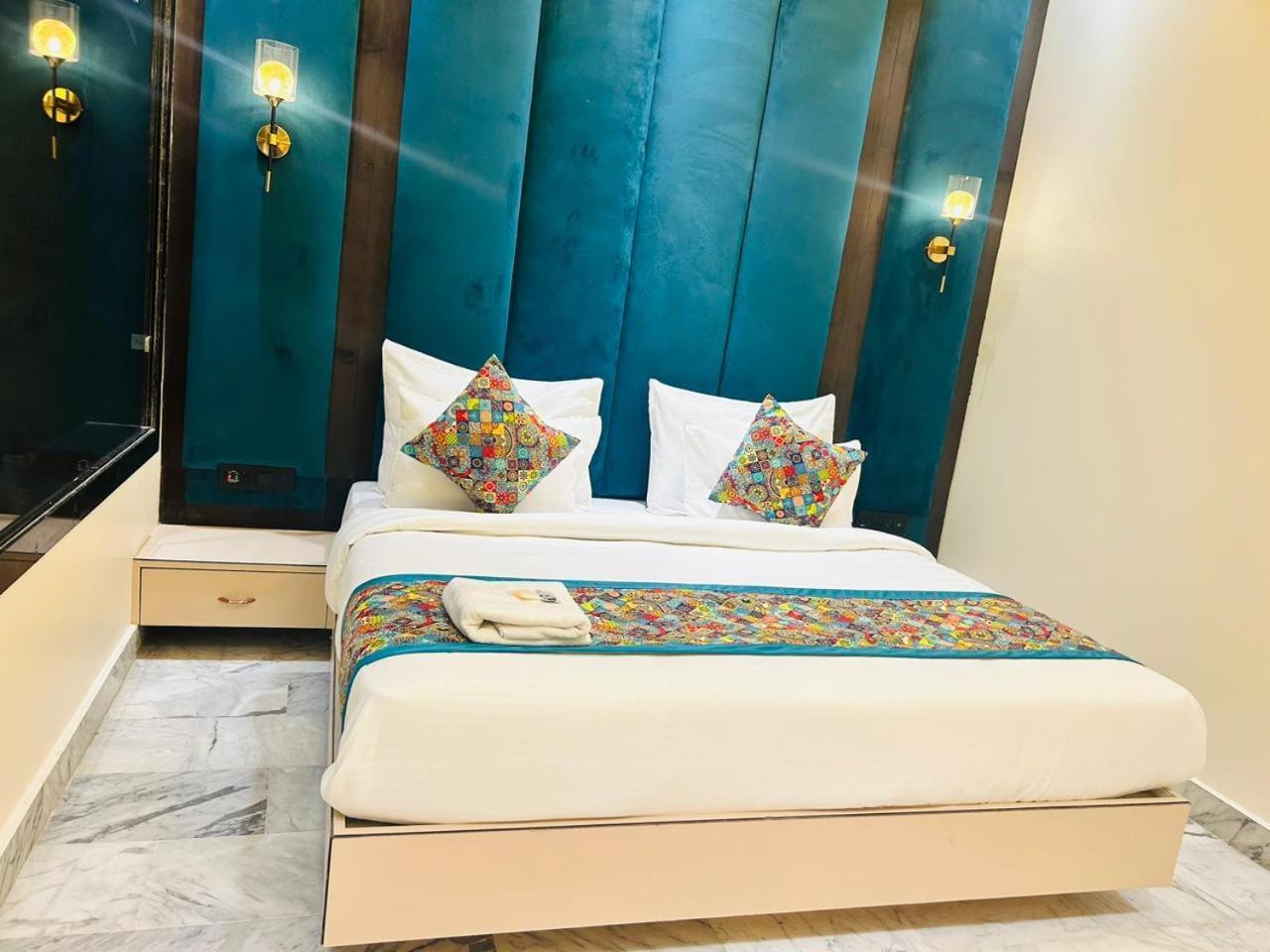 Taj Ronak Luxury - Hotel