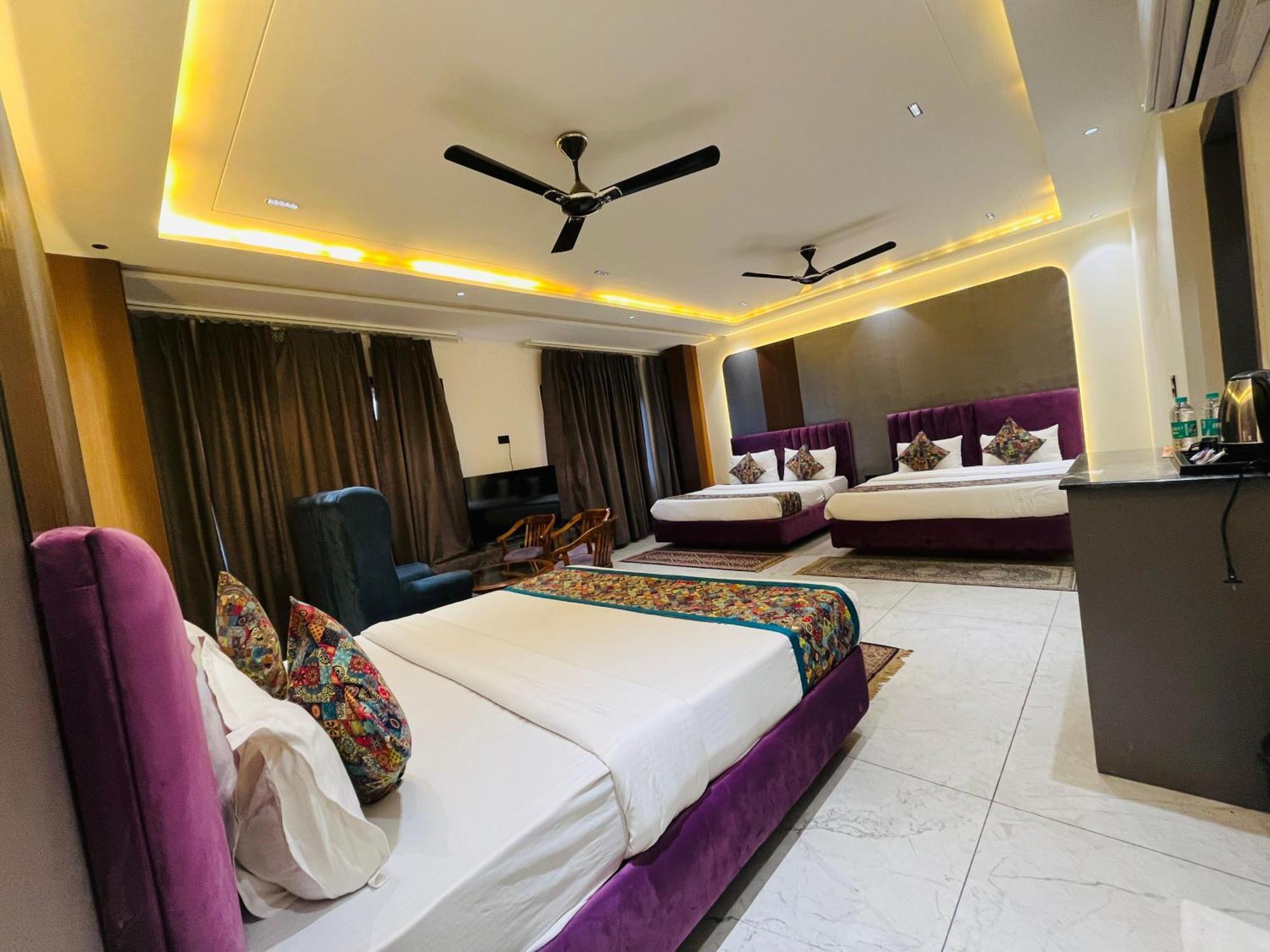 Taj Ronak Luxury - Hotel