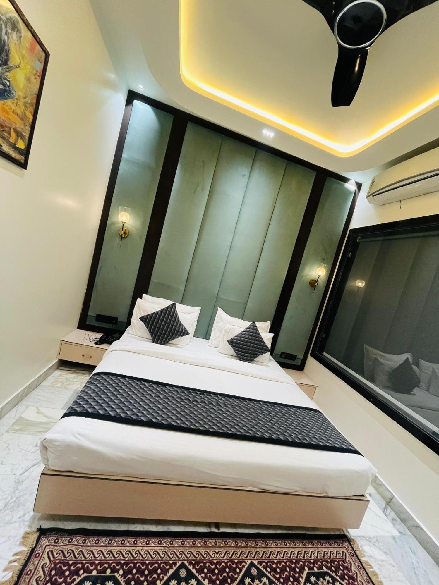 Taj Ronak Luxury - Hotel