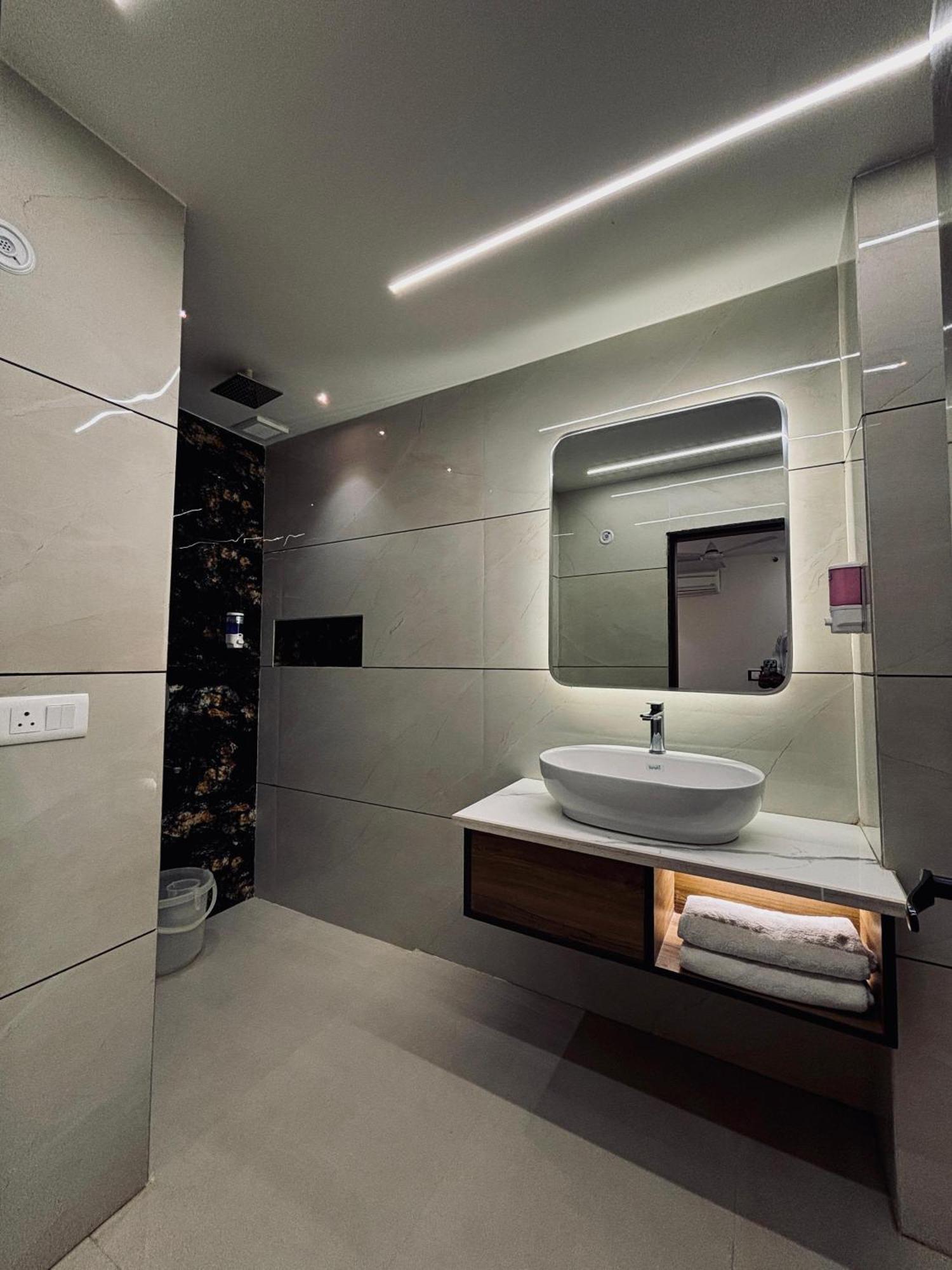 Taj Hotel 3*