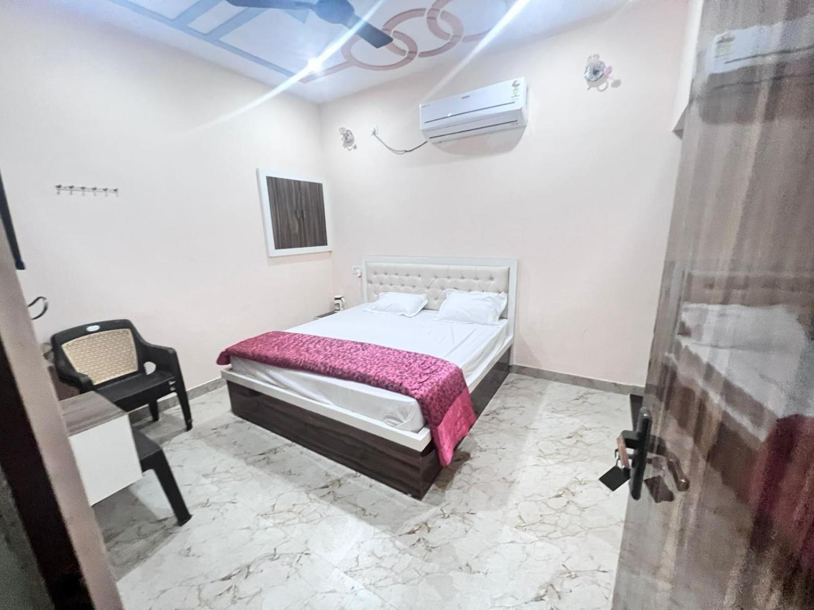 The Orchid - Walkable Distance From Taj Mahal Homestay *