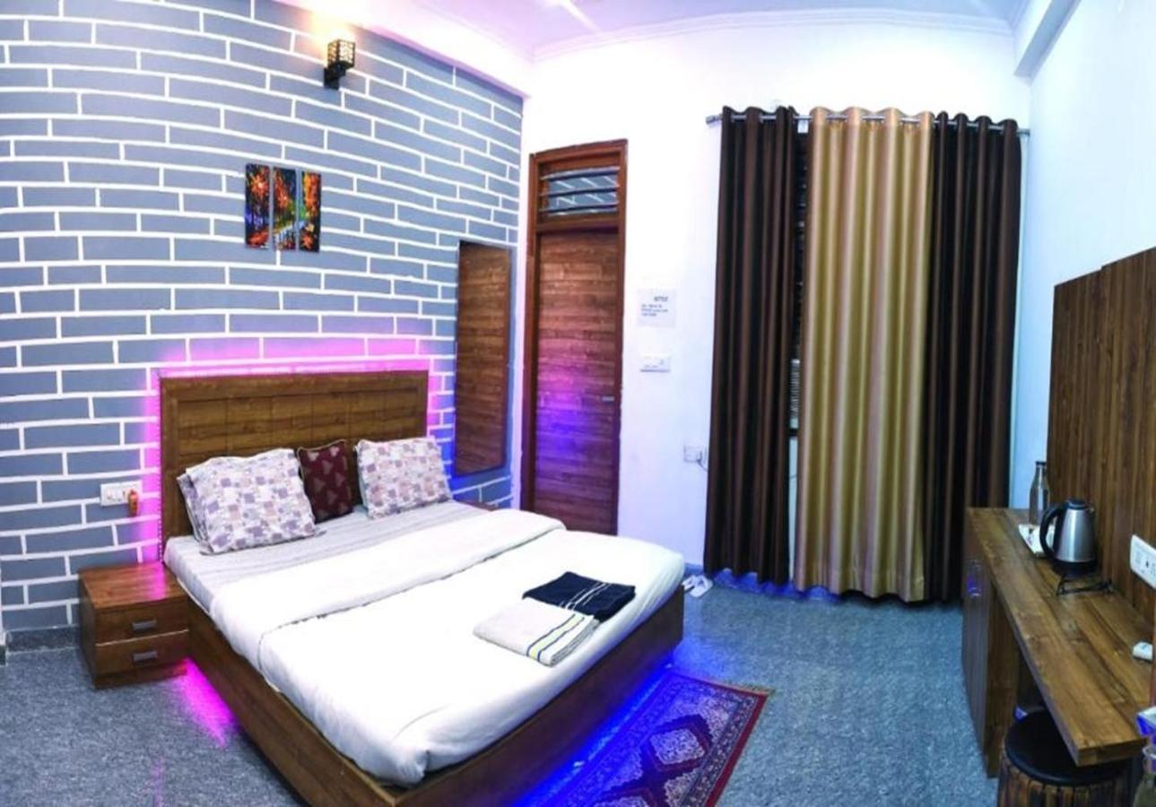 Taj Street Hostel *
