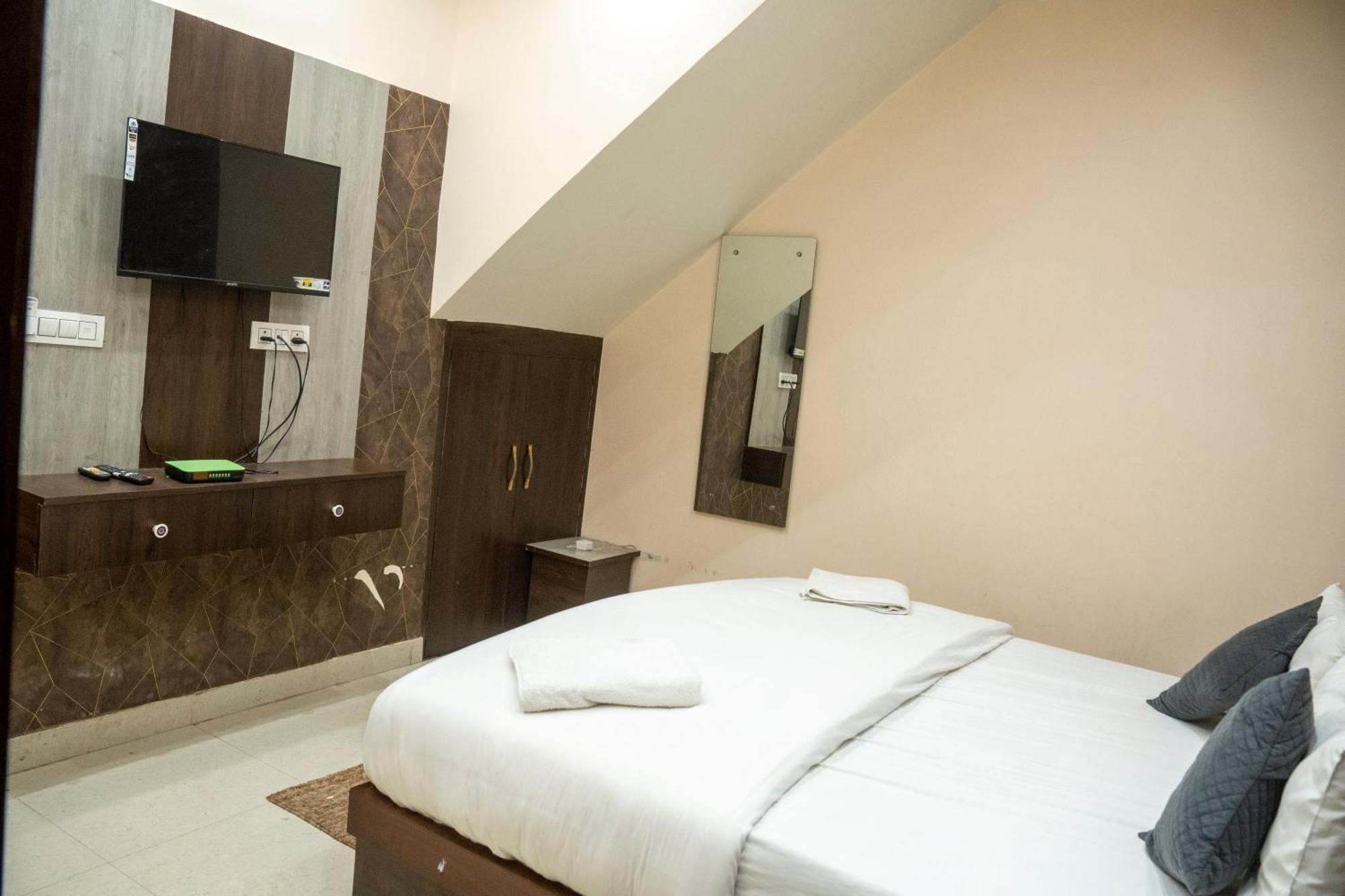 Madhav Palace Hotel *