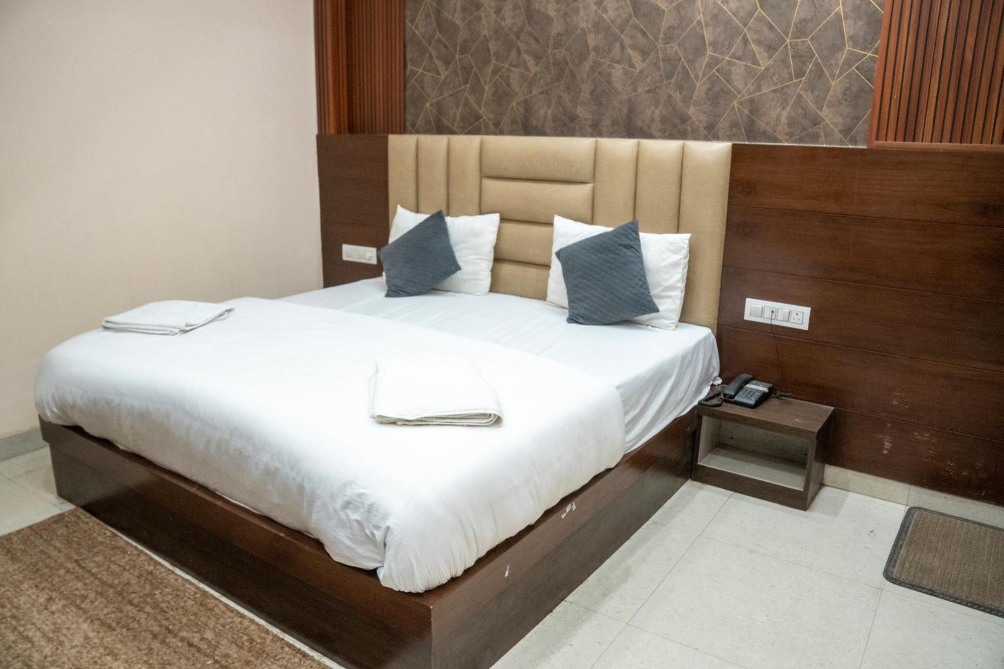 Hotel Madhav Palace *