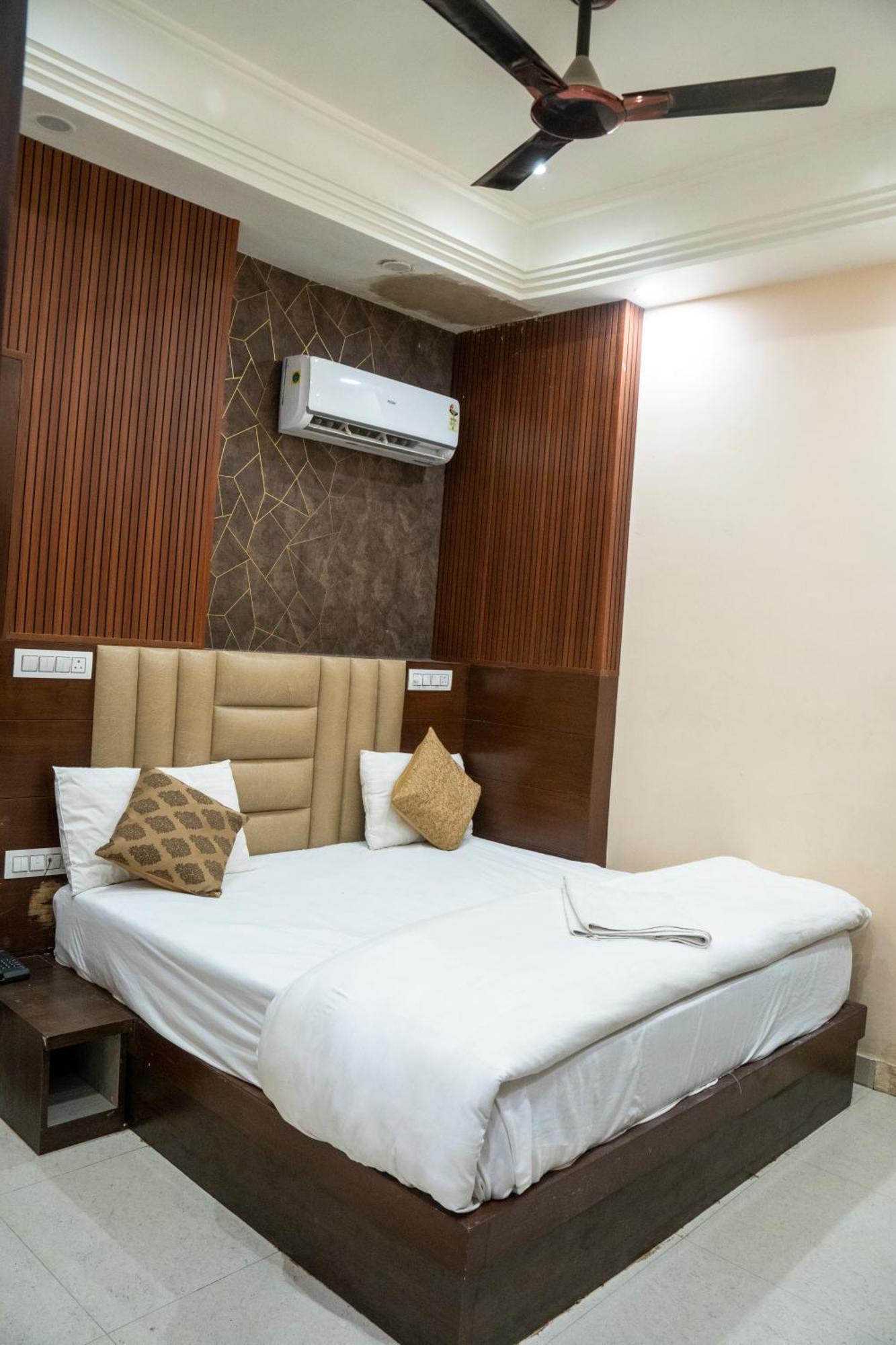 Hotel Madhav Palace