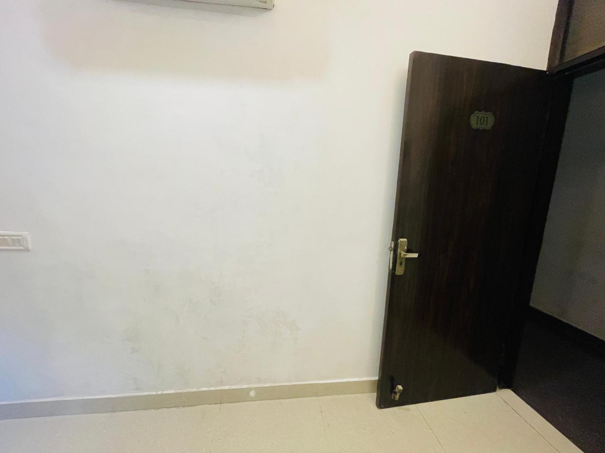 Hotel Urban Zip - Near Taj Mahal - Family Affordable
