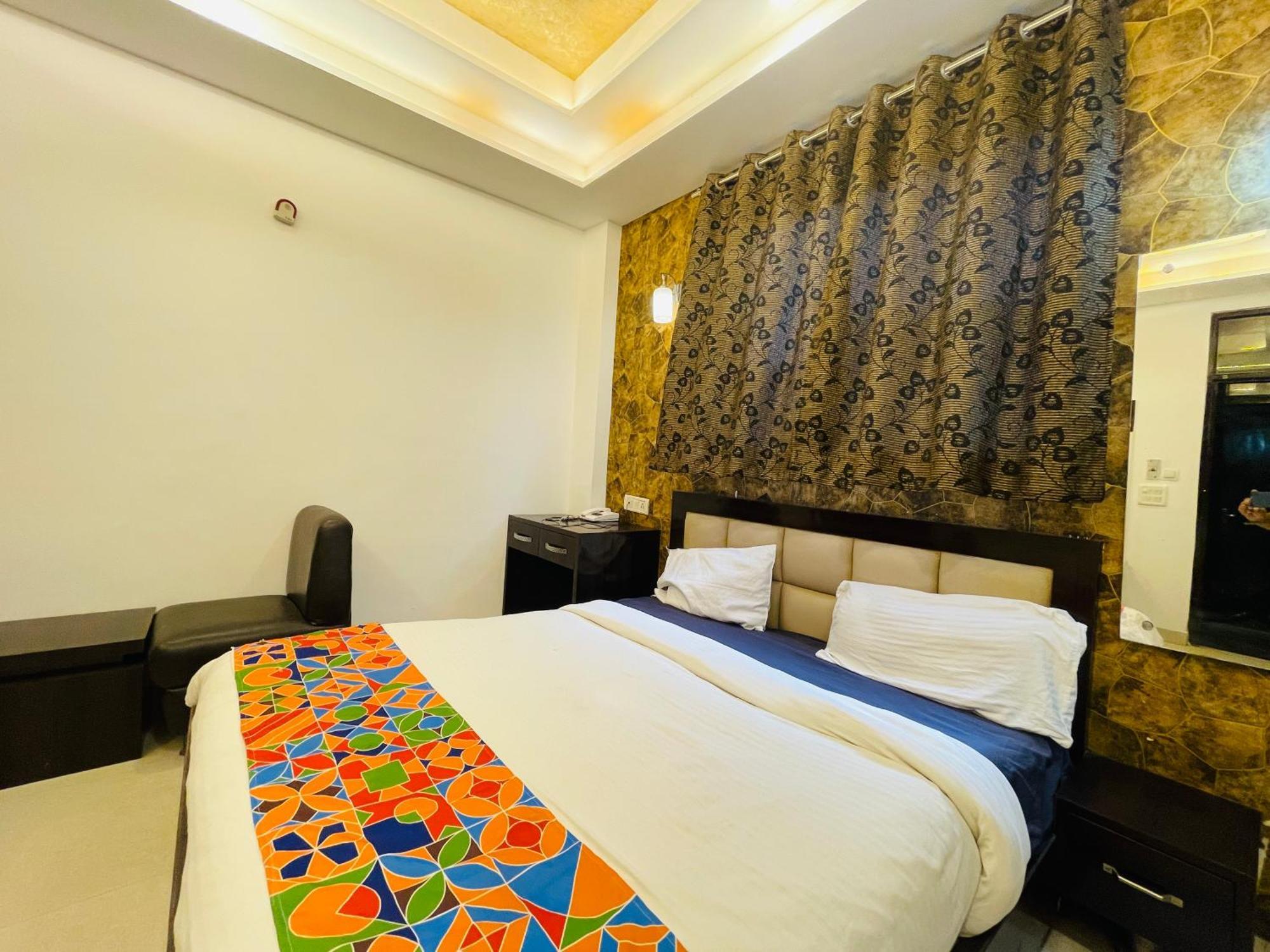 Urban Zip - Near Taj Mahal - Family Affordable Hotel