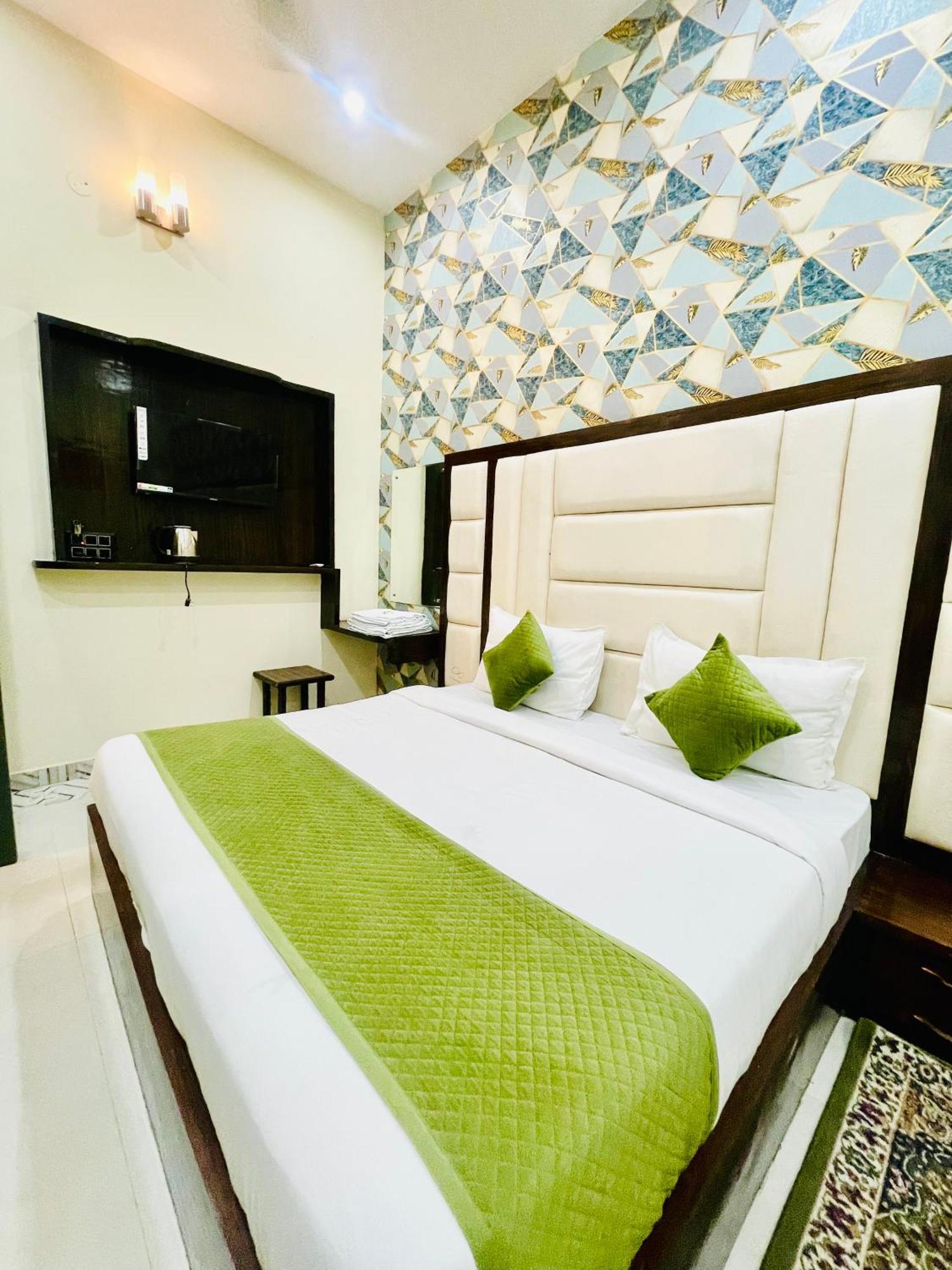 Hotel Urban Zip - Near Taj Mahal - Family Affordable 3*