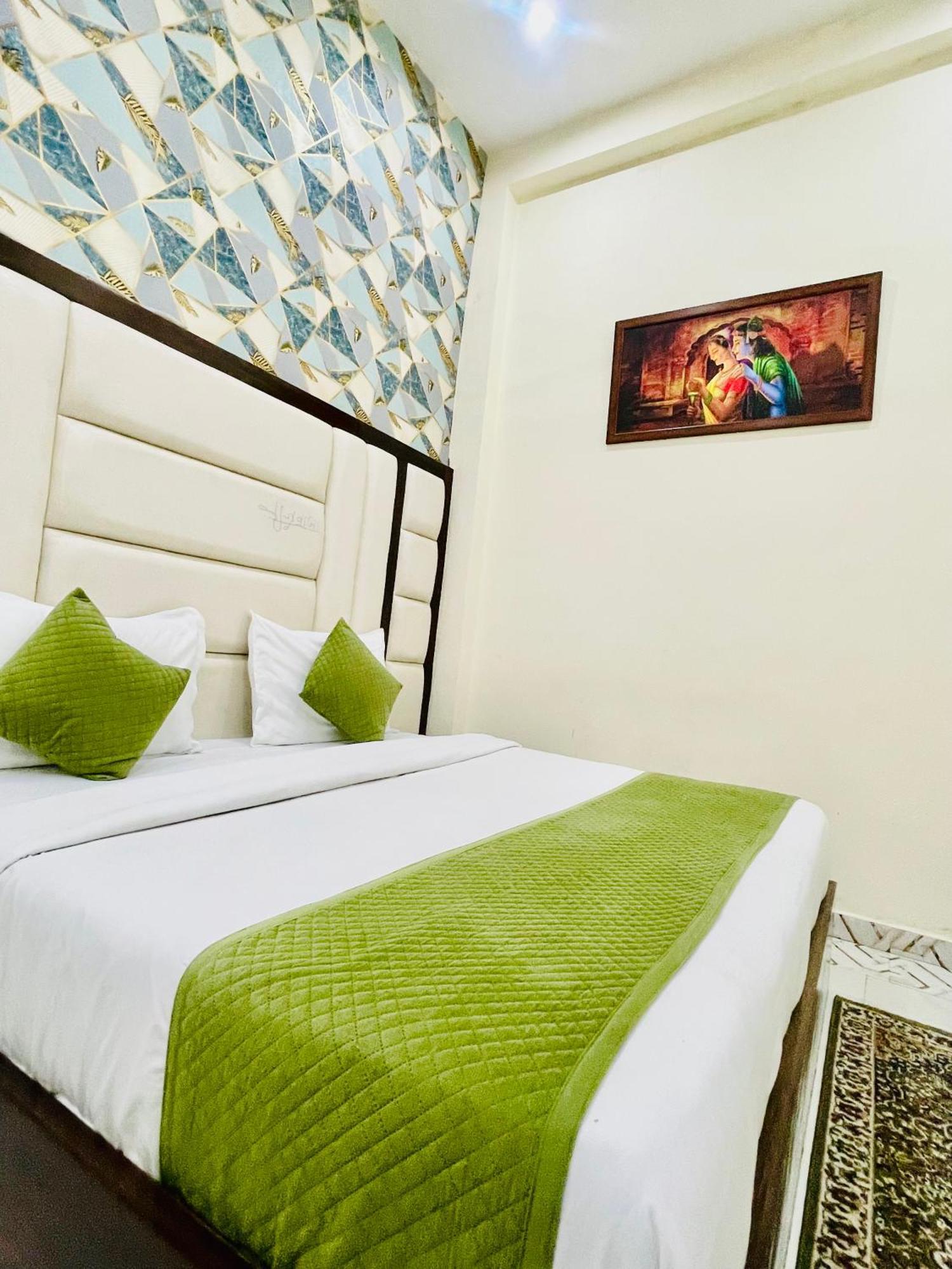 Urban Zip - Near Taj Mahal - Family Affordable