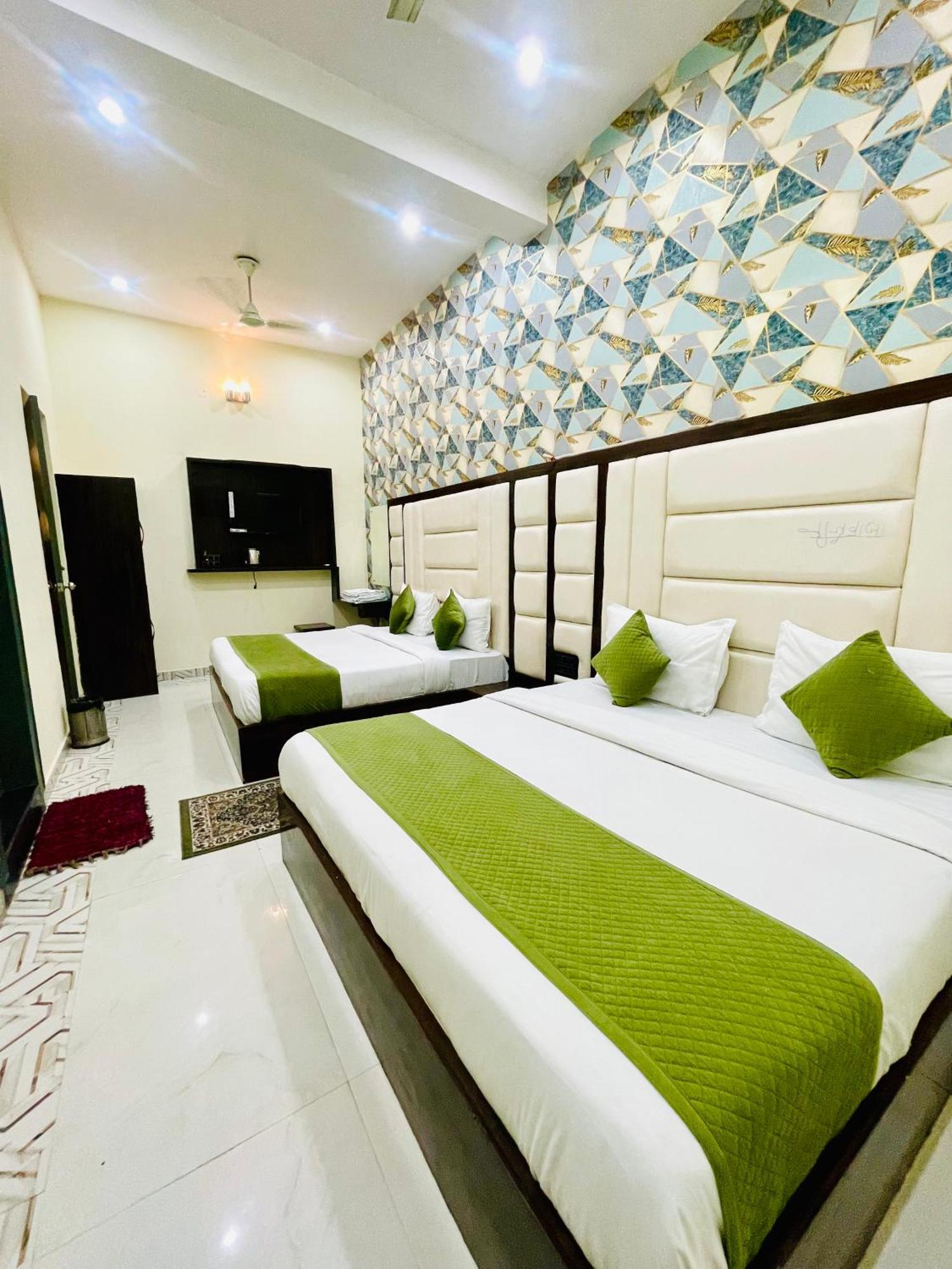 Hotel Urban Zip - Near Taj Mahal - Family Affordable