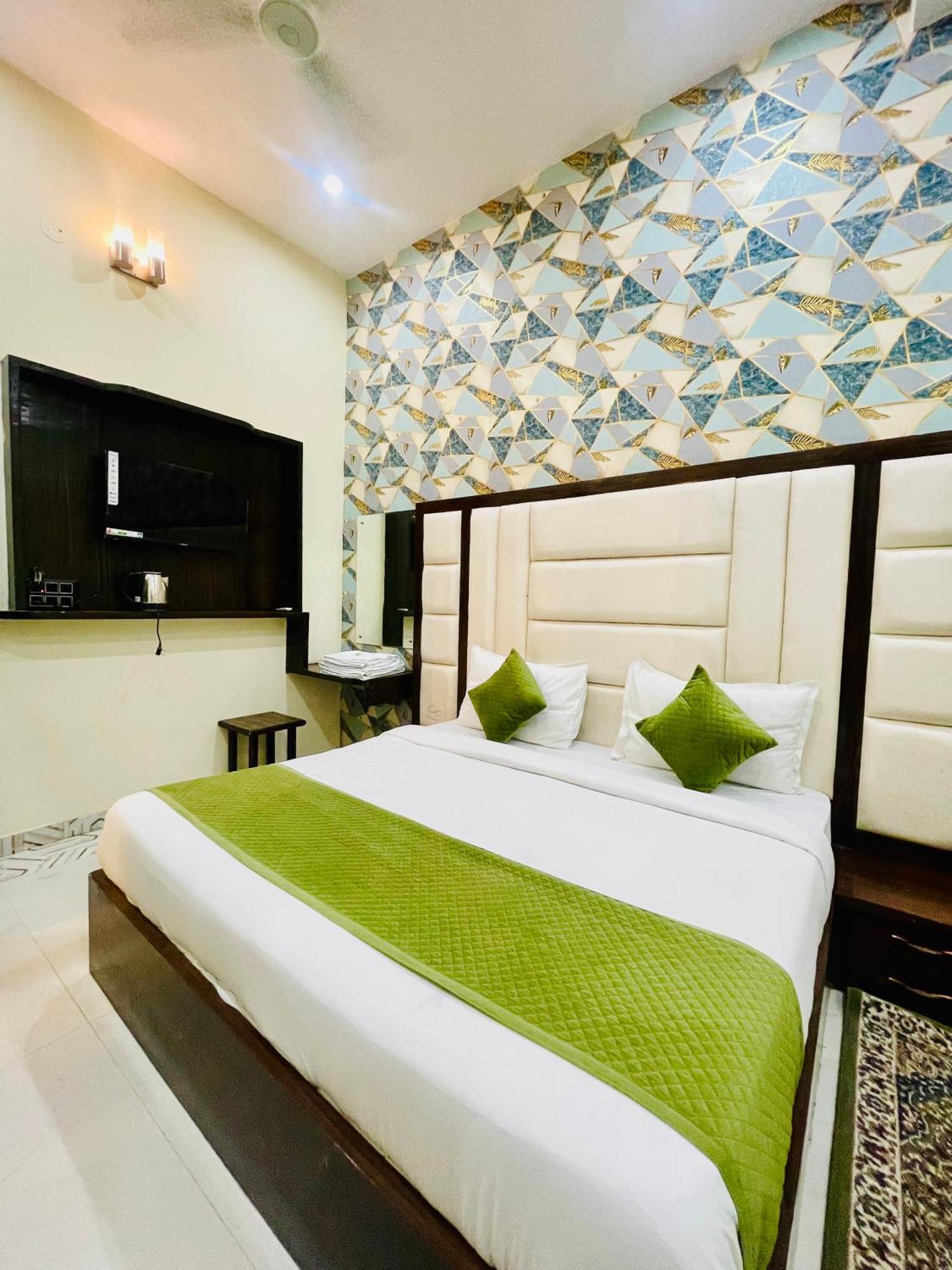Urban Zip - Near Taj Mahal - Family Affordable 3*