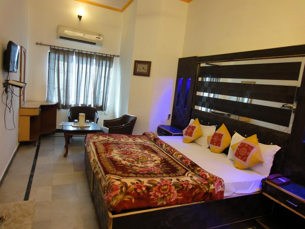 Taj Plaza, Vip Road, Hotel