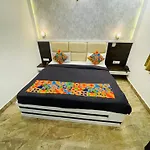 Hotel Taj Star By Urban Stay