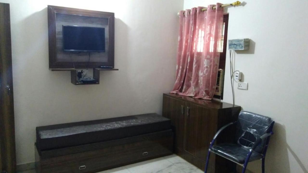 Basil Walking Distance From Taj Mahal Agra Agra (Uttar Pradesh)