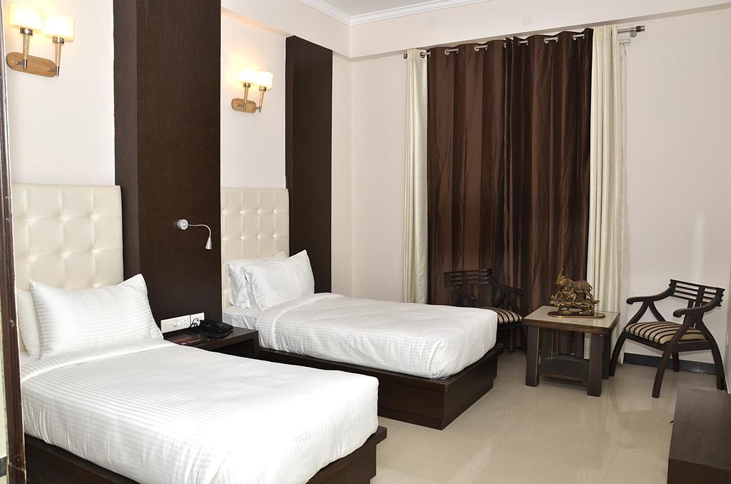 Crimson Palace Hotel 3*