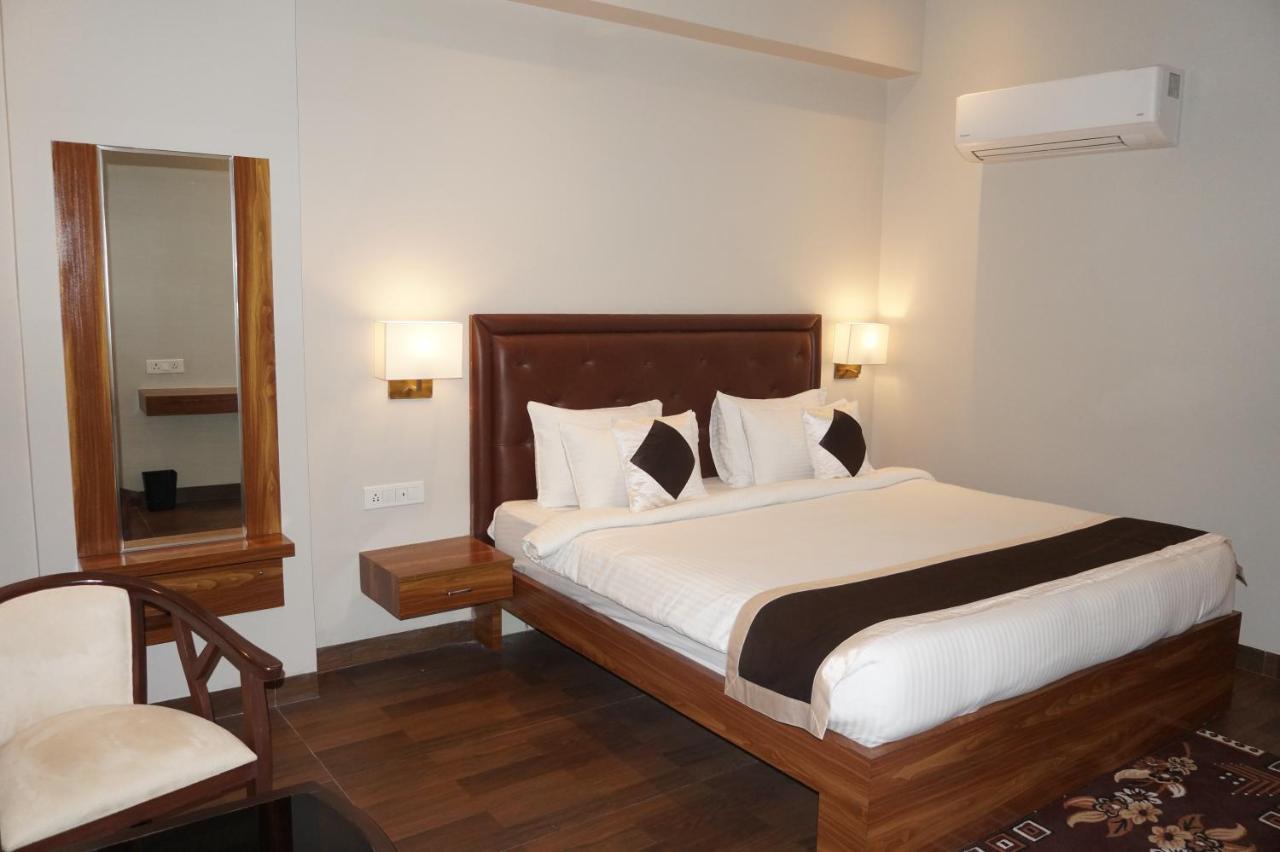 Neel Clarks Express Hotel