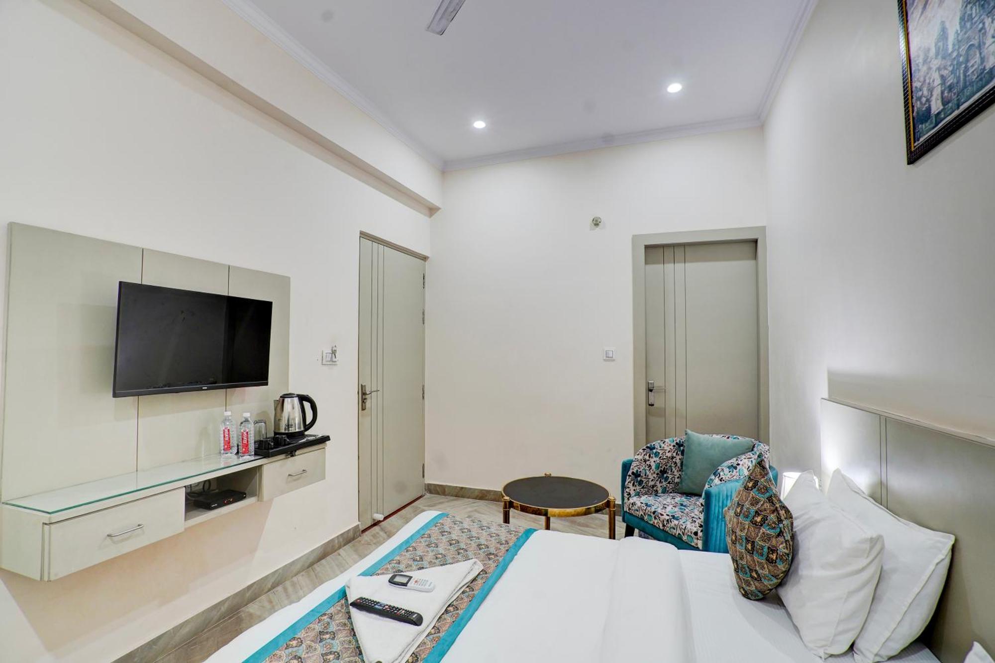 Taj Holiday Hotel 3*
