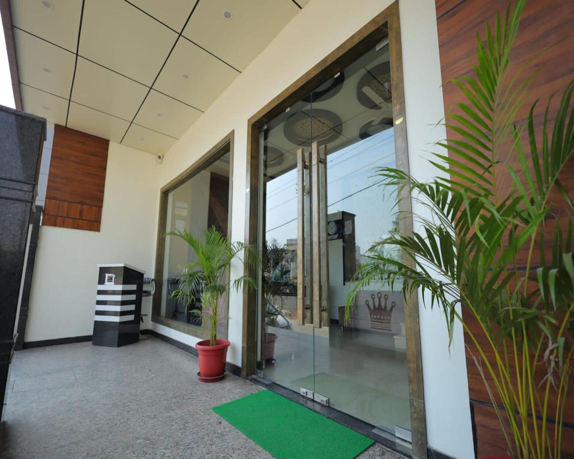 Hotel Crown Agra Near Taj Mahal 3*