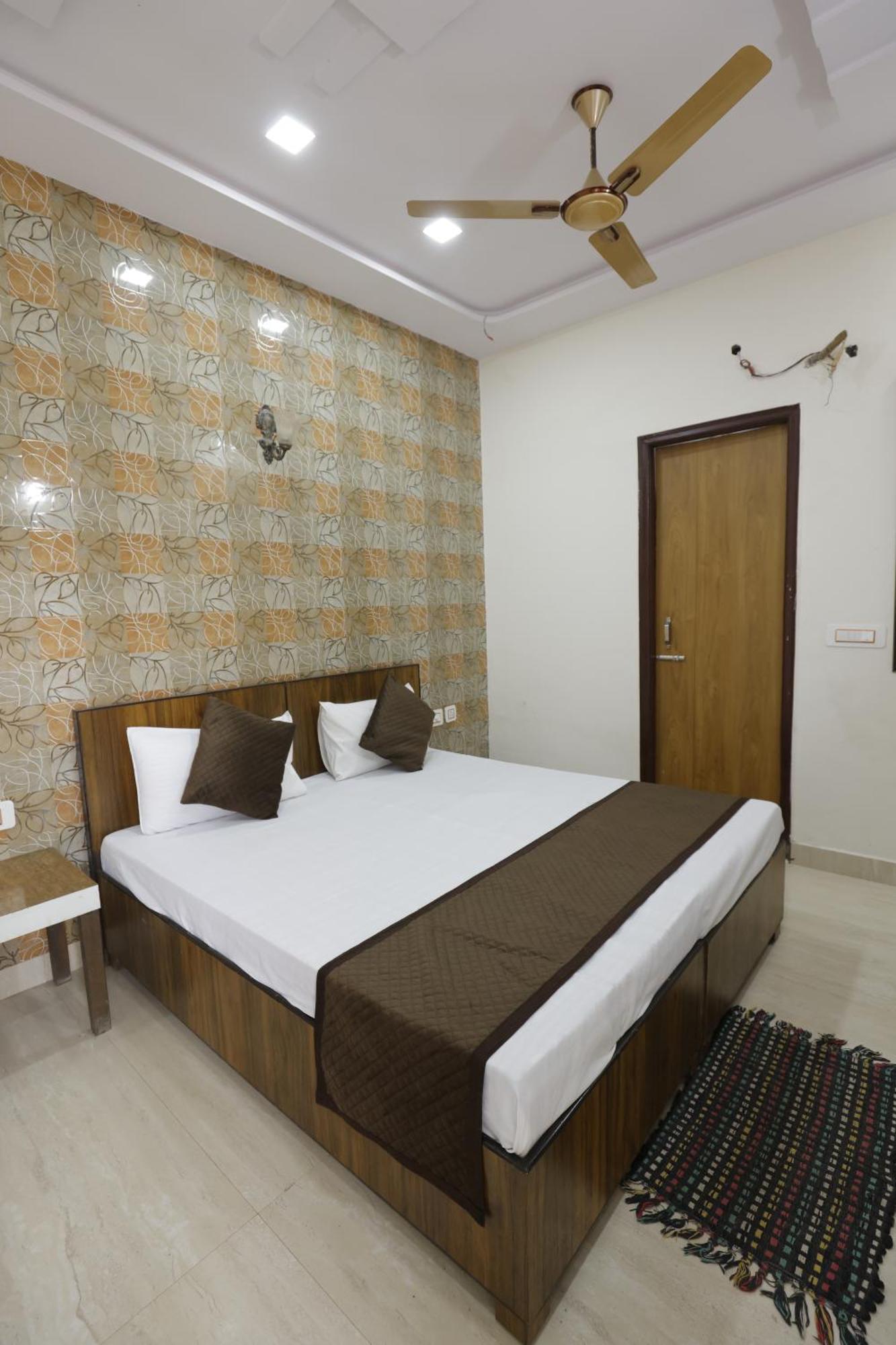 Basil Walking Distance From Taj Mahal Agra * Agra (Uttar Pradesh)