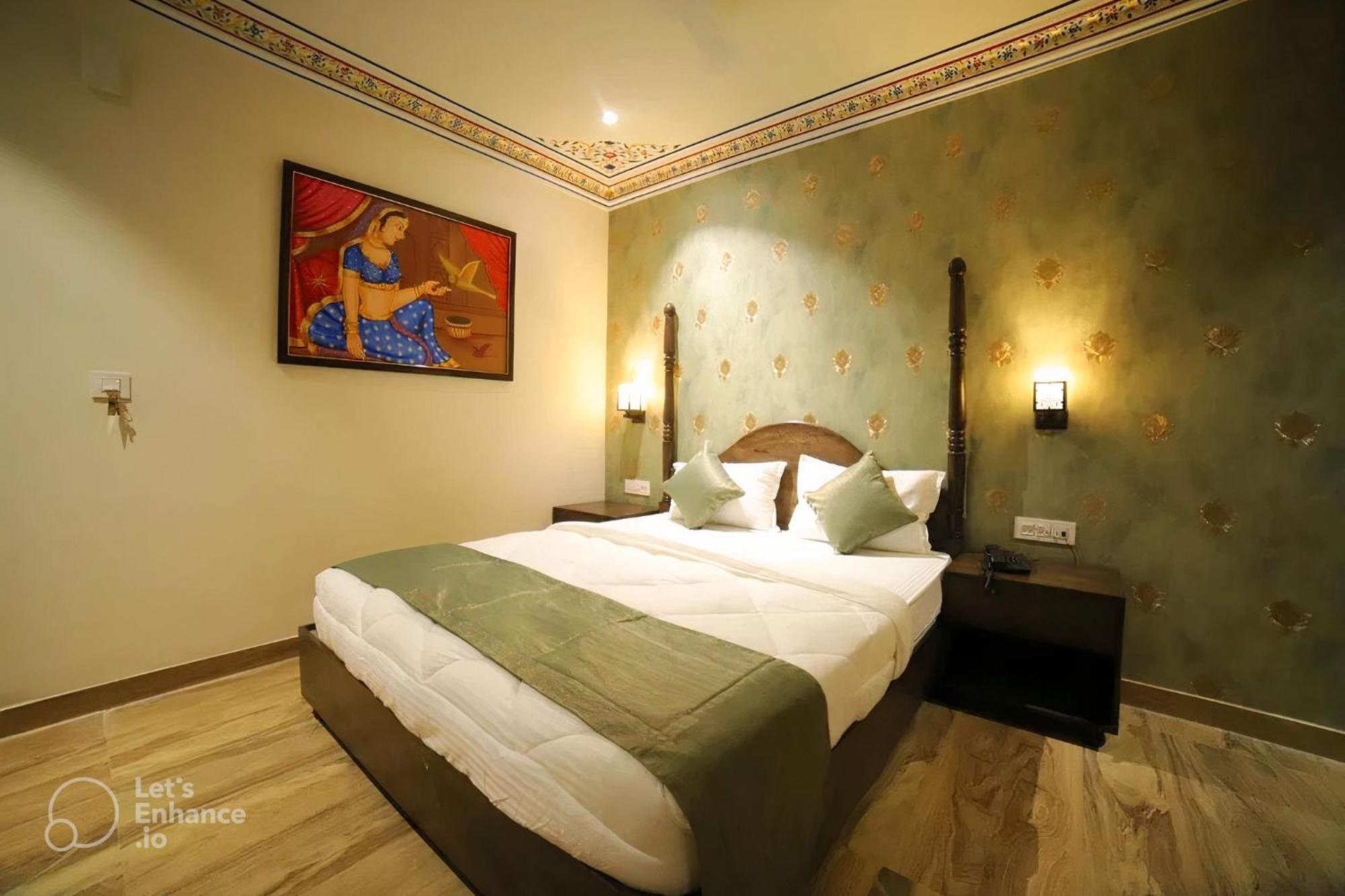 Sahibs Royal - Near Taj Mahal Hotel