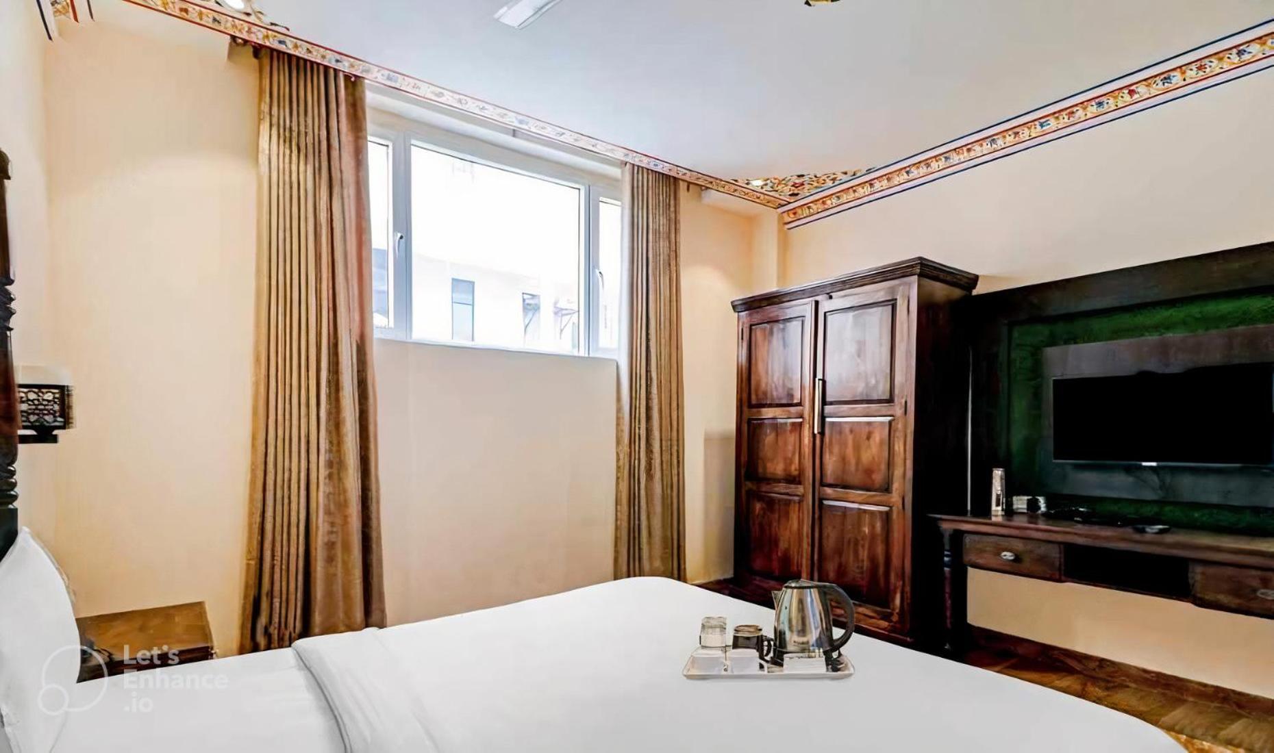 Sahibs Royal - Near Taj Mahal Hotel 3*