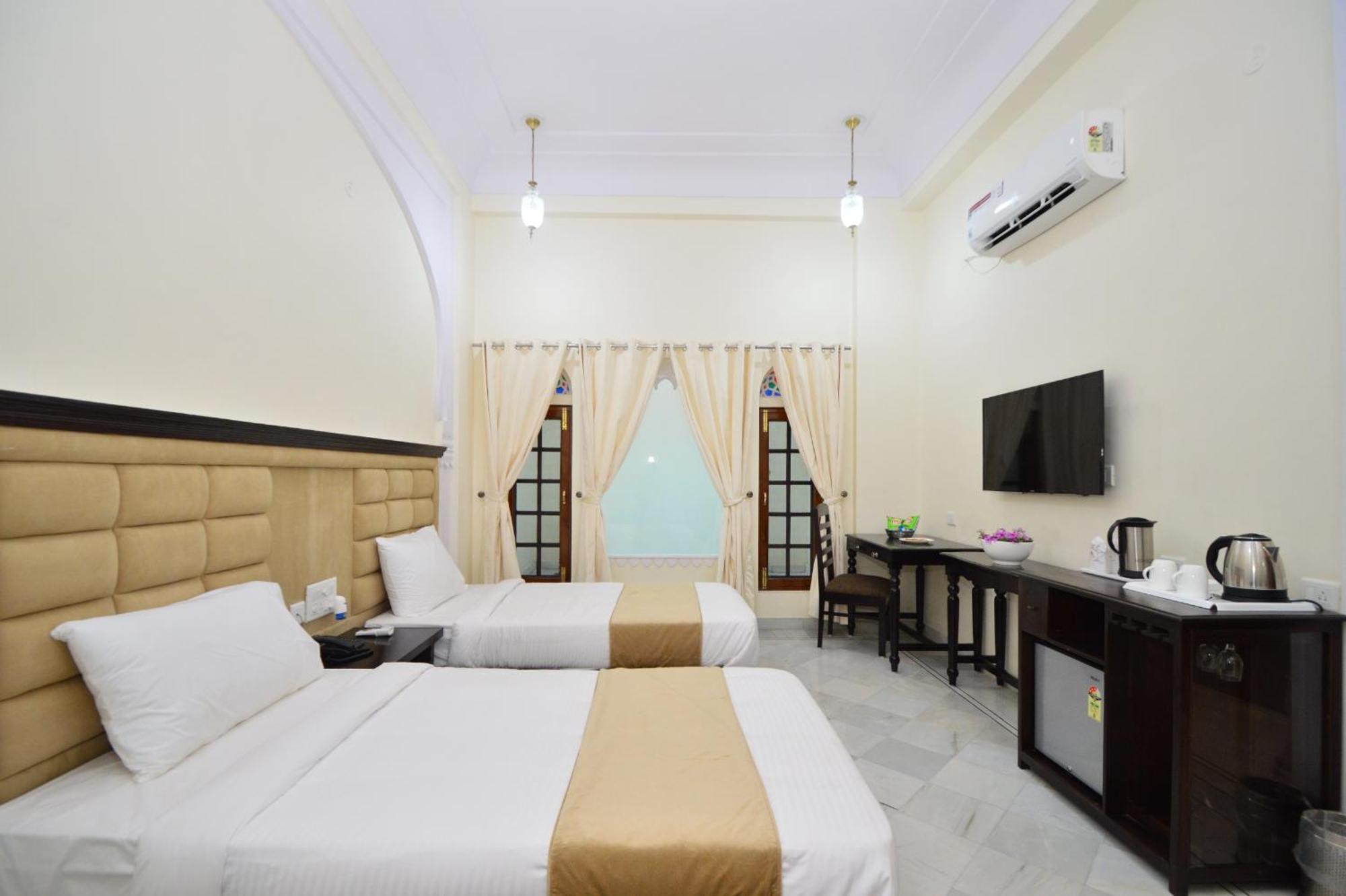 Aaram Baagh Resort 4*