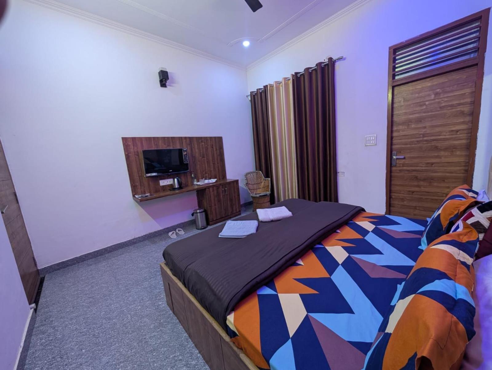 Taj Street Hostel *