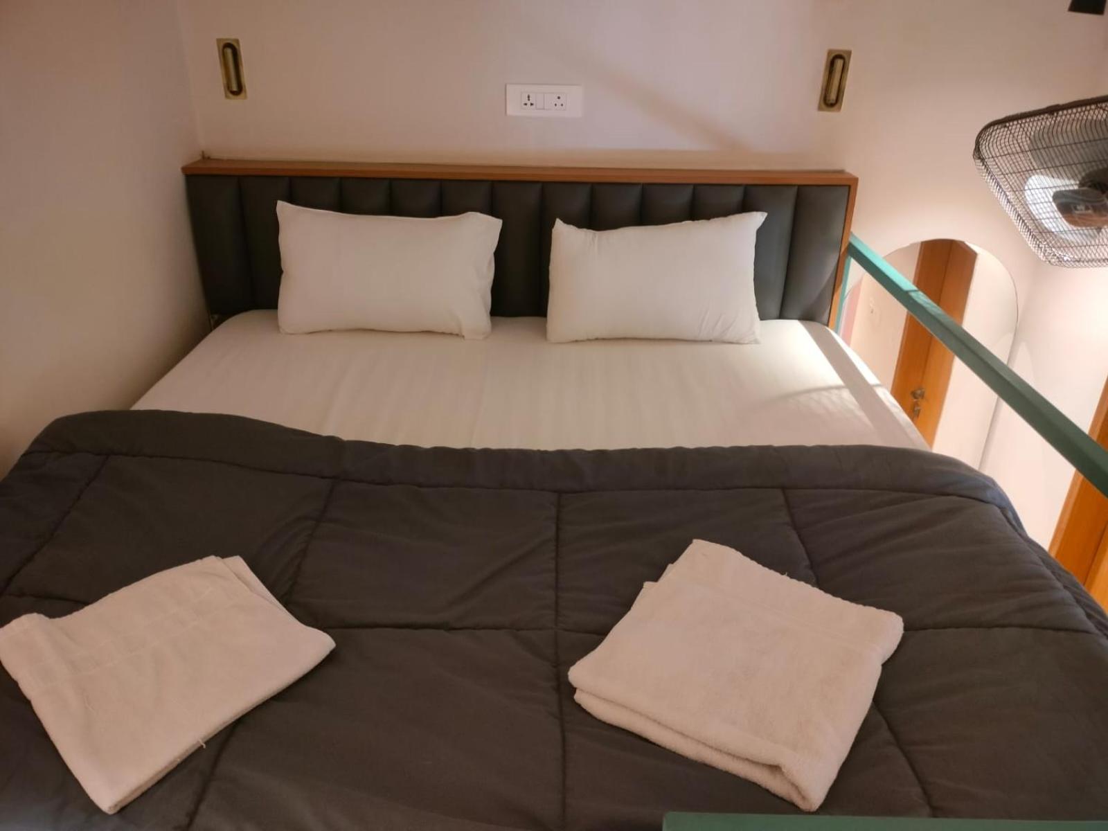 Joey's - 200m From Taj Mahal Hostel *