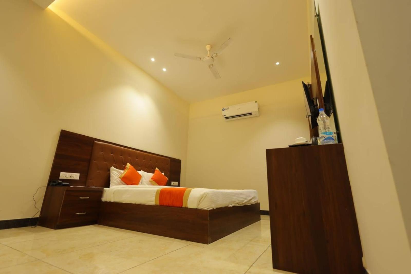 The Grand Tree Agra 2*
