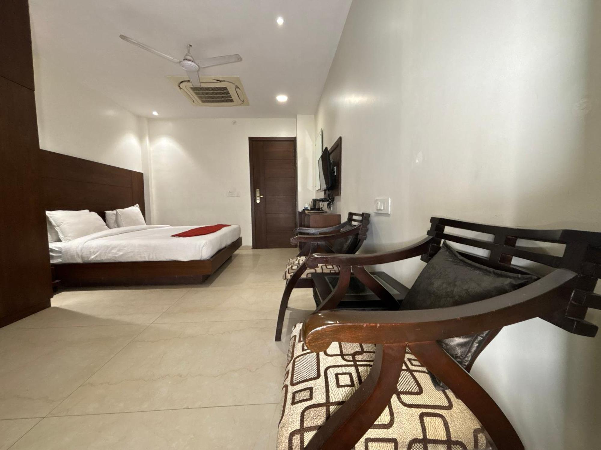 Sahibs Star - Free Taj Mahal Ticket Hotel 3*