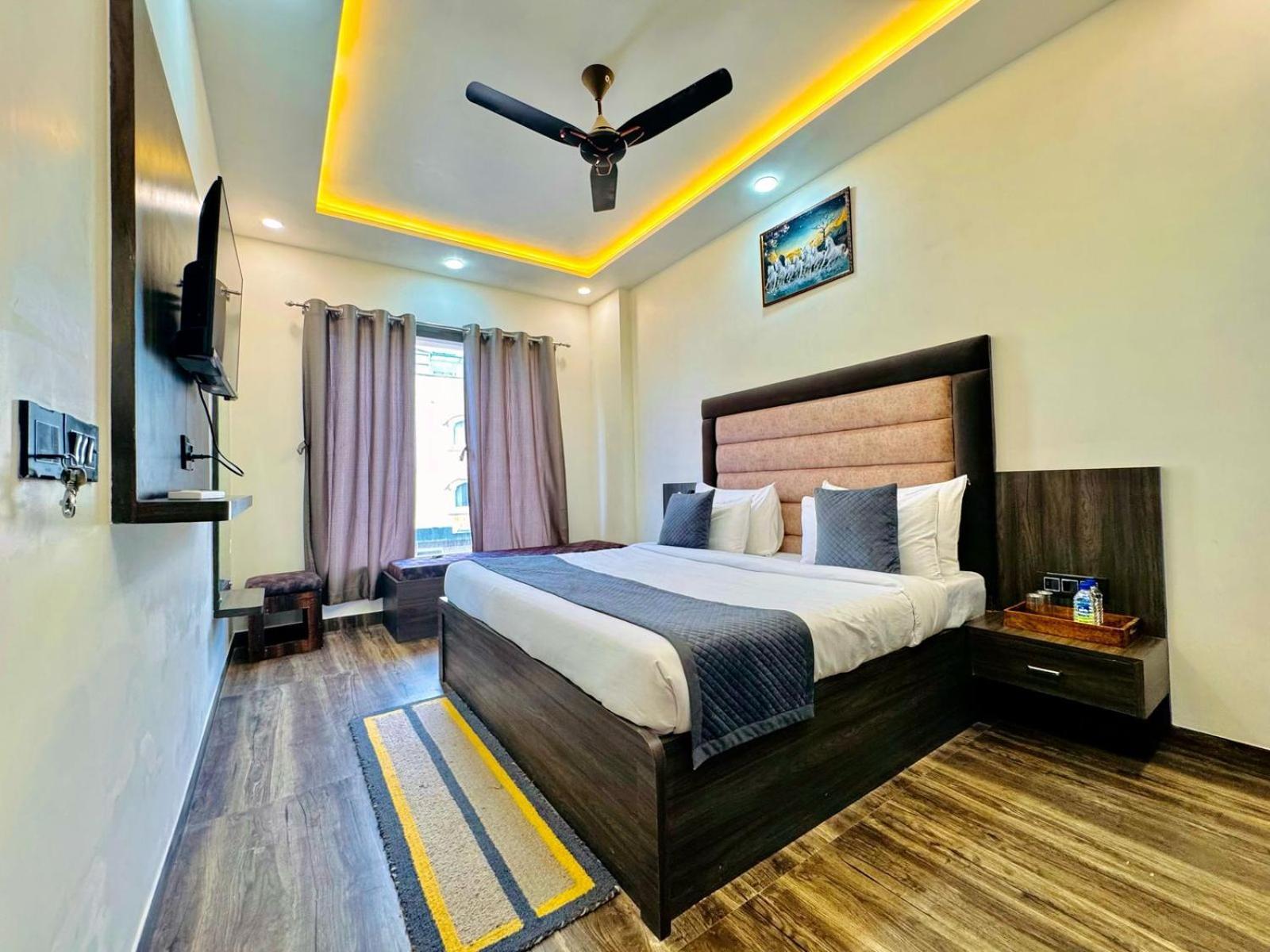 The Ss Grand Near Taj Mahal Hotel 3*