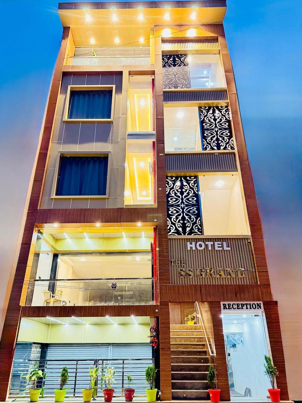The Ss Grand Near Taj Mahal Hotel