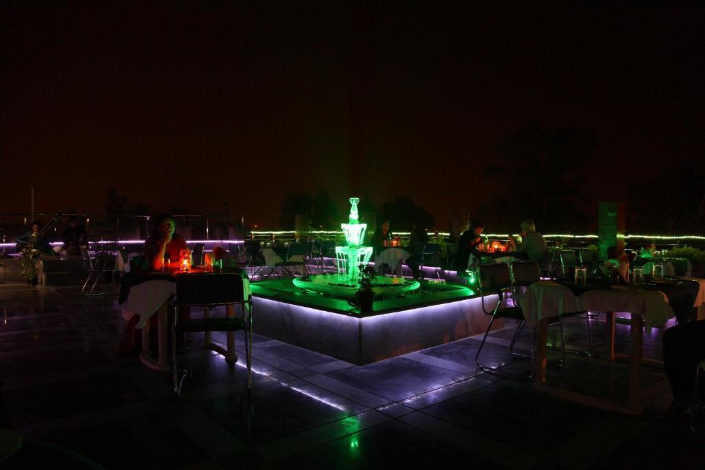 Taj 4*