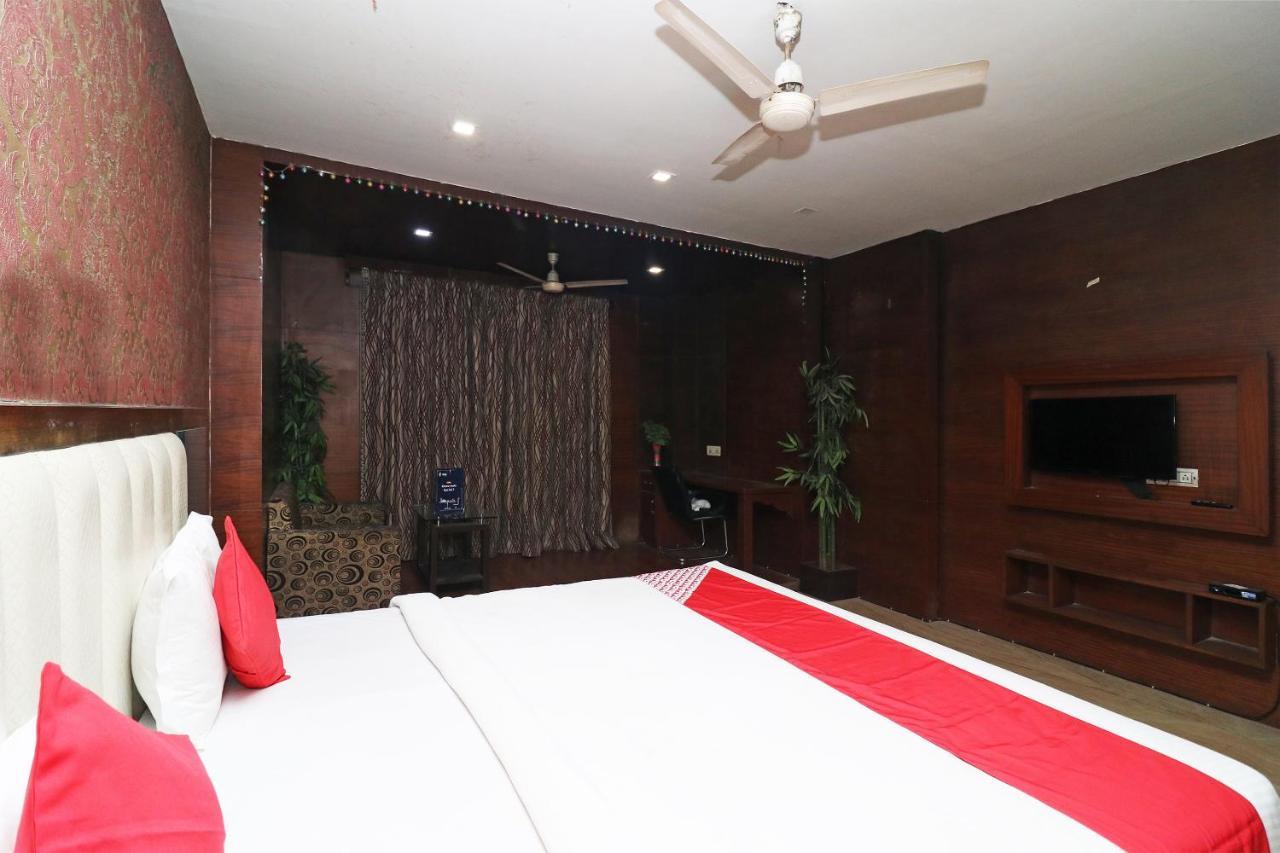 Hotel Oyo 23595 Tajway 3*