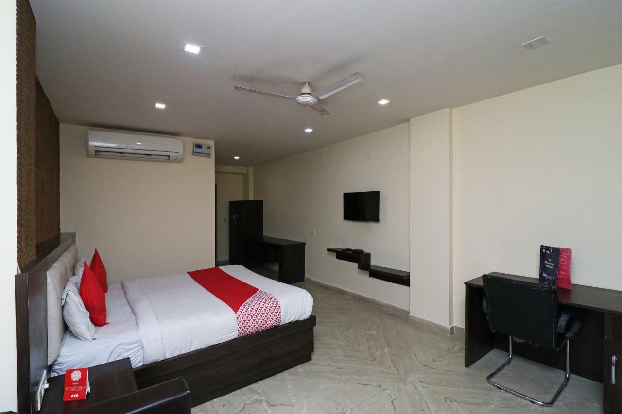 Hotel Oyo 23595 Tajway 3*