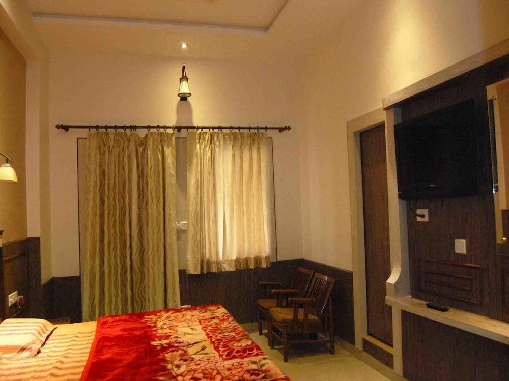 Sidhartha Walking Distance From Tajmahal
