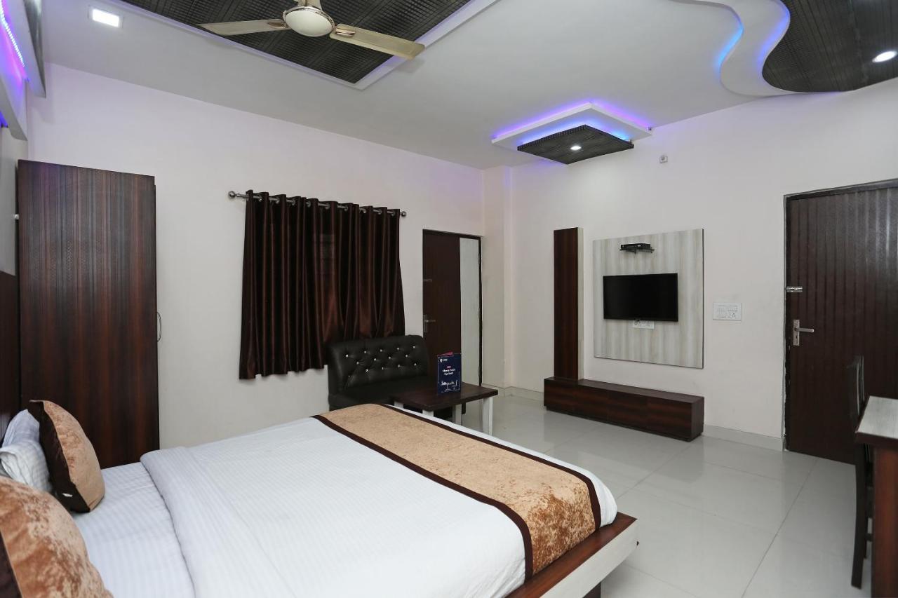 Oyo 3202 Gayatri Residency 3*